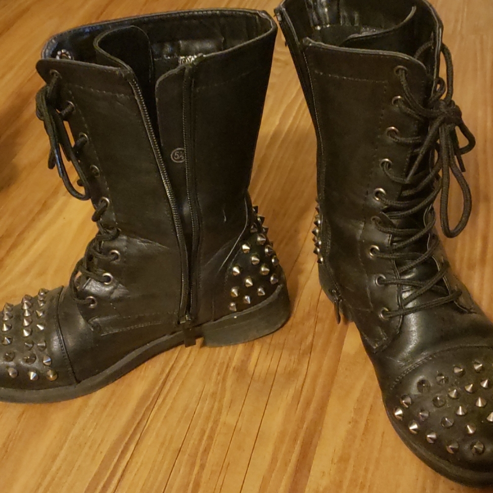 Spiked boot - Picture 3 of 3